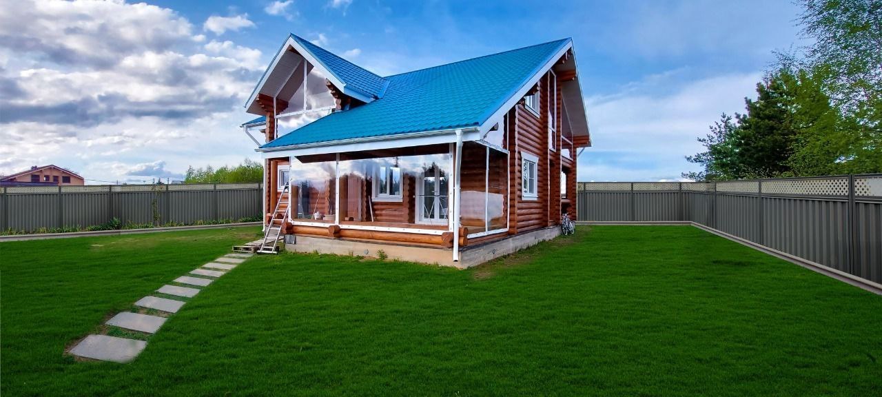 Мягкие окна на веранде загородного дома в Пристени